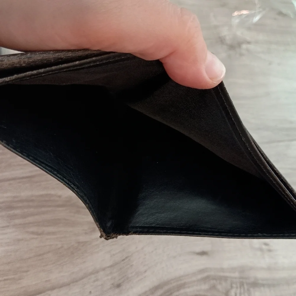 LOUIS VUITTON LV Epi Wallet Bi-Fold Leather Black